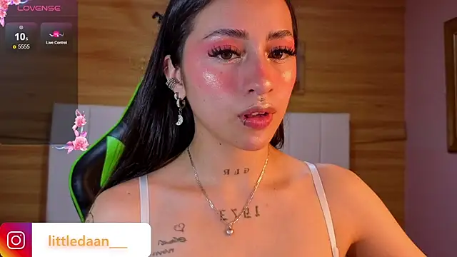 Abril Velvet a  online show from December 19, 12:41 pm