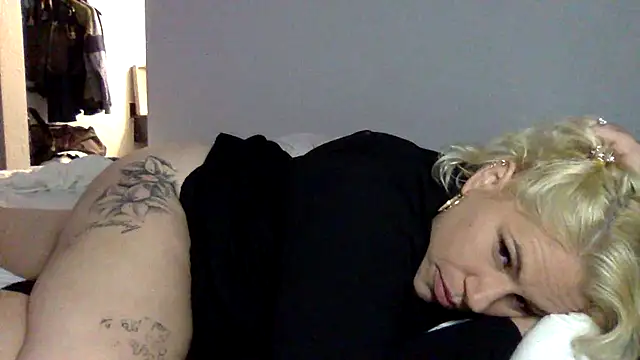 toomuchofafreak online show from September 8, 6:18 pm