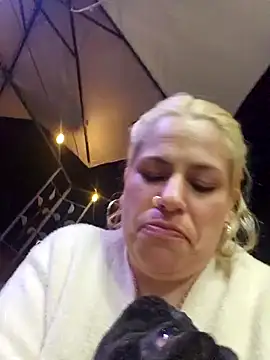 toomuchofafreak online show from September 27, 9:38 am