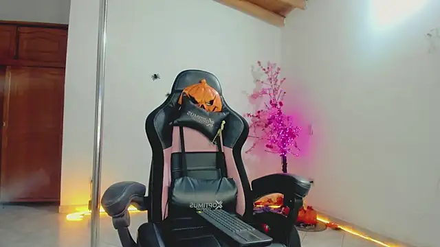 Snapshot of auraeroticaxxx chatting on October 27, 6:53 am auraeroticaxxx online show from October 27, 6:53 am