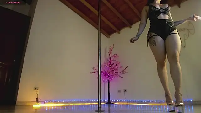 Snapshot of auraeroticaxxx chatting on September 26, 6:44 am auraeroticaxxx online show from September 26, 6:44 am