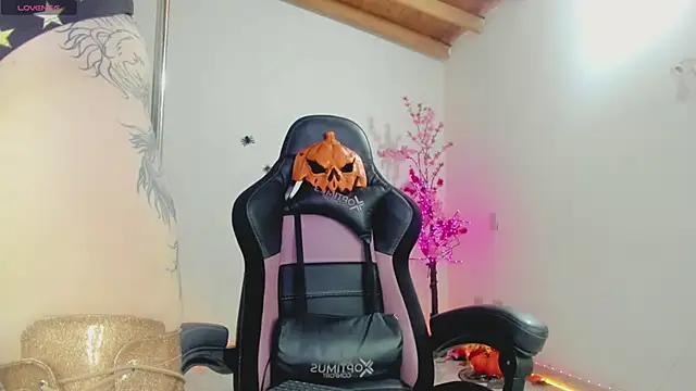 Snapshot of auraeroticaxxx chatting on October 29, 7:12 am auraeroticaxxx online show from October 29, 7:12 am