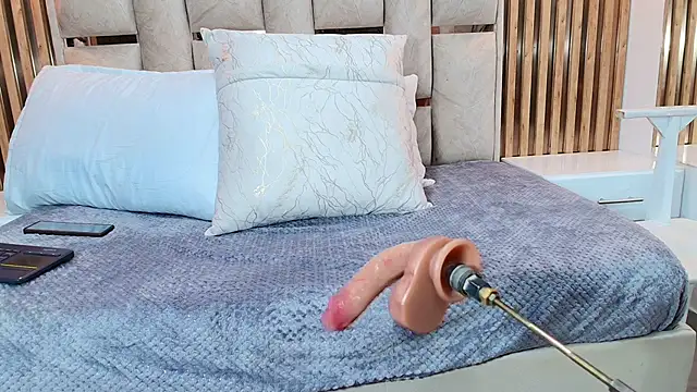 Snapshot of Luna_Naughty1 chatting on September 11, 7:47 pm Luna Naughty1 online show from September 11, 7:47 pm