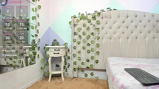 Snapshot of ZaharaSkylar chatting on October 20, 1:47 pm ZaharaSkylar online show from October 20, 1:47 pm