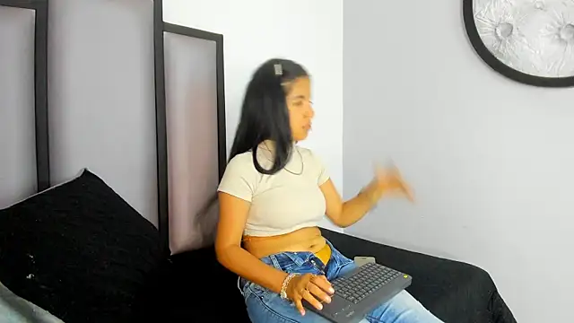 Snapshot of Lucy-23 chatting on October 18, 4:04 am Lucy-23 online show from October 18, 4:04 am