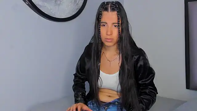 Snapshot of Lucy-23 chatting on October 28, 4:18 am Lucy-23 online show from October 28, 4:18 am