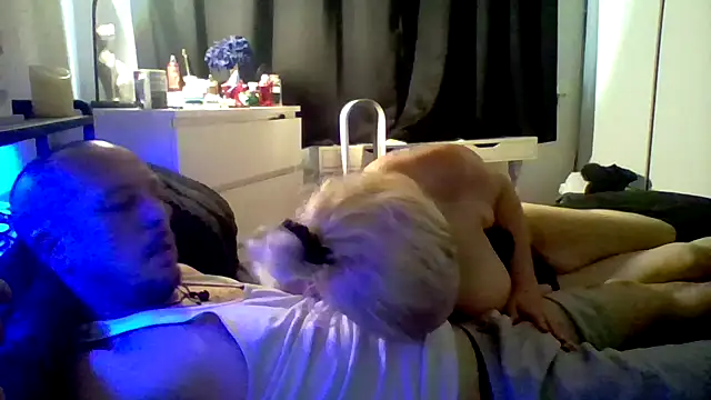 naughtyslut2425 online show from November 3, 12:20 pm