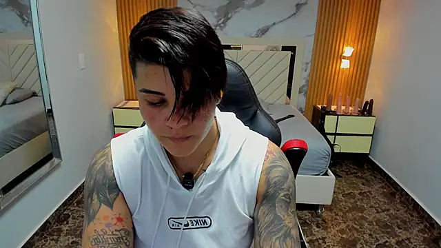 KAROLLJONES1 online show from March 4, 7:31 pm