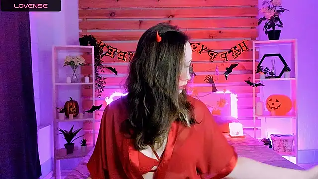 Snapshot of Laura_Ellinss chatting on October 31, 5:53 am Laura Ellinss online show from October 31, 5:53 am