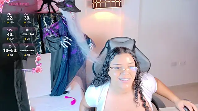 Snapshot of emily_perezz chatting on October 29, 7:49 pm emily perezz online show from October 29, 7:49 pm