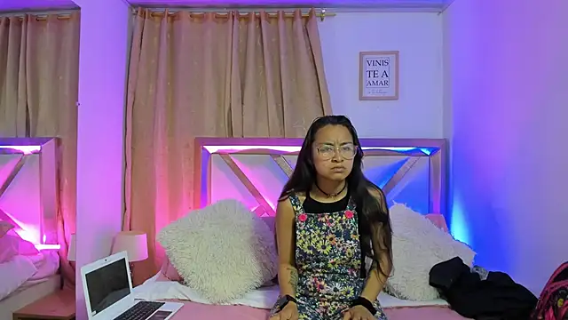 Snapshot of bravepetunia chatting on October 17, 12:19 pm bravepetunia online show from October 17, 12:19 pm