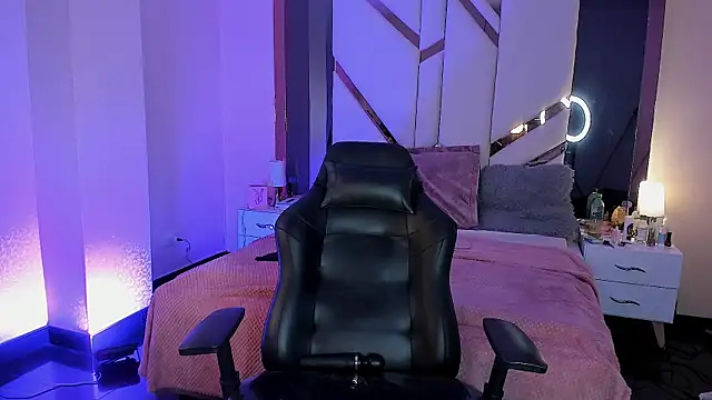 EmmaStonns online show from December 19, 1:25 pm