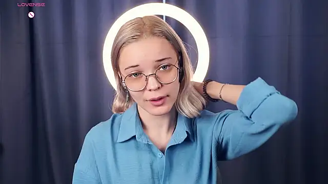 Snapshot of EdaKirkIin chatting on October 15, 6:27 am EdaKirkIin online show from October 15, 6:27 am