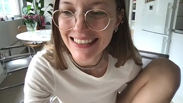 Scorpion Peach online show from September 18, 10:25 am