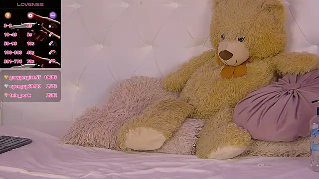 Snapshot of IsisQueen chatting on October 27, 3:18 pm IsisQueen online show from October 27, 3:18 pm