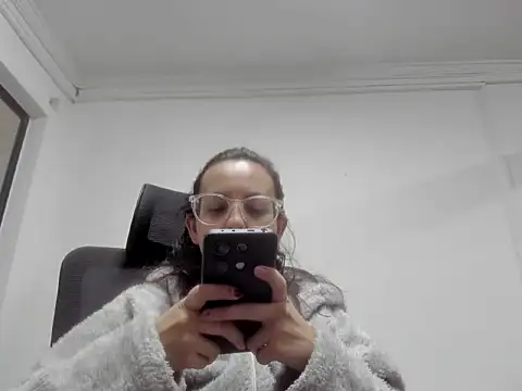 Snapshot of dalila_macherano1 chatting on October 22, 10:04 pm dalila macherano1 online show from October 22, 10:04 pm