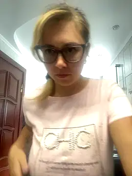 Snapshot of Crystal00Girl chatting on September 19, 11:31 am Crystal00Girl online show from September 19, 11:31 am