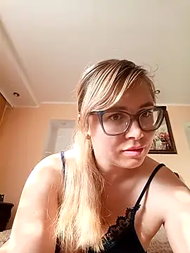 Snapshot of Crystal00Girl chatting on October 28, 5:35 am Crystal00Girl online show from October 28, 5:35 am