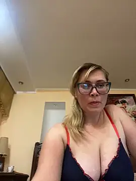 Snapshot of Crystal00Girl chatting on October 8, 9:19 pm Crystal00Girl online show from October 8, 9:19 pm