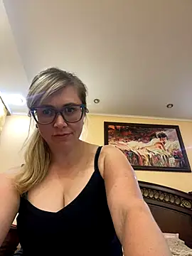 Snapshot of Crystal00Girl chatting on October 7, 7:07 pm Crystal00Girl online show from October 7, 7:07 pm