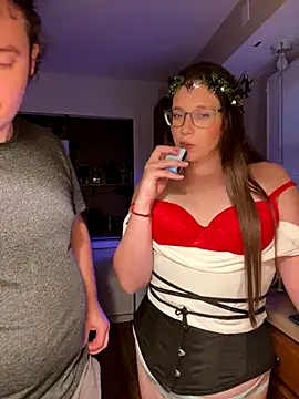 Snapshot of Mommasaurrex chatting on September 19, 11:37 pm Mommasaurrex online show from September 19, 11:37 pm