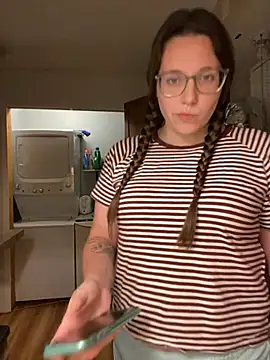 Snapshot of Mommasaurrex chatting on October 8, 3:33 am Mommasaurrex online show from October 8, 3:33 am