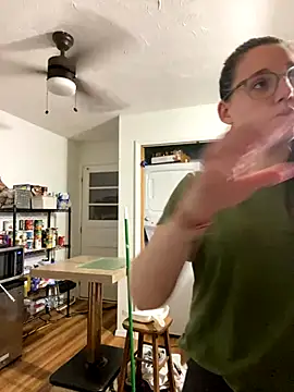 Snapshot of Mommasaurrex chatting on September 30, 11:20 pm Mommasaurrex online show from September 30, 11:20 pm