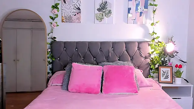 isajonnes18 online show from September 20, 11:36 pm