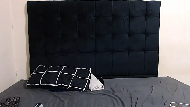 Snapshot of curveAss222 chatting on October 20, 10:13 pm curveAss222 online show from October 20, 10:13 pm