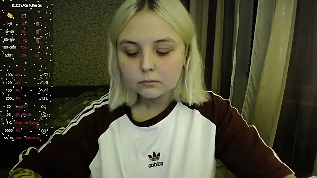 Snapshot of vendymories chatting on October 29, 1:32 am vendymories online show from October 29, 1:32 am