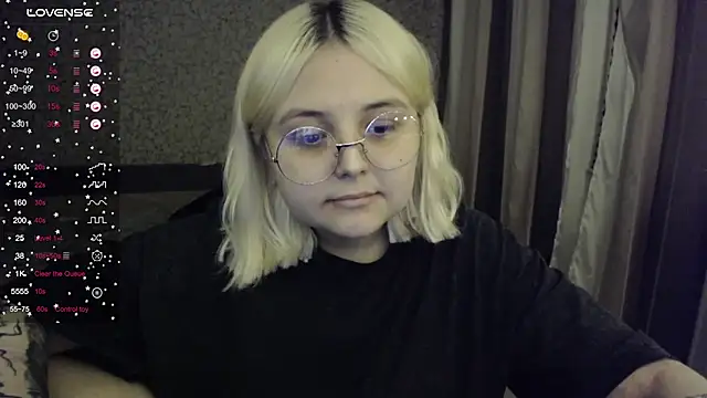 Snapshot of vendymories chatting on October 18, 3:31 am vendymories online show from October 18, 3:31 am