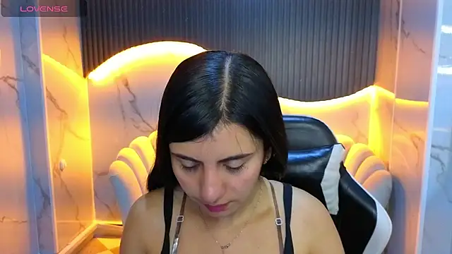 Snapshot of Eilyn_love_b chatting on October 24, 12:56 pm Eilyn love b online show from October 24, 12:56 pm