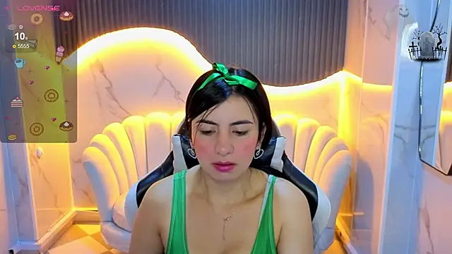 Snapshot of Eilyn_love_b chatting on October 31, 1:15 pm Eilyn love b online show from October 31, 1:15 pm