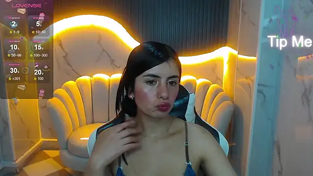 Snapshot of Eilyn_love_b chatting on October 11, 1:25 pm Eilyn love b online show from October 11, 1:25 pm