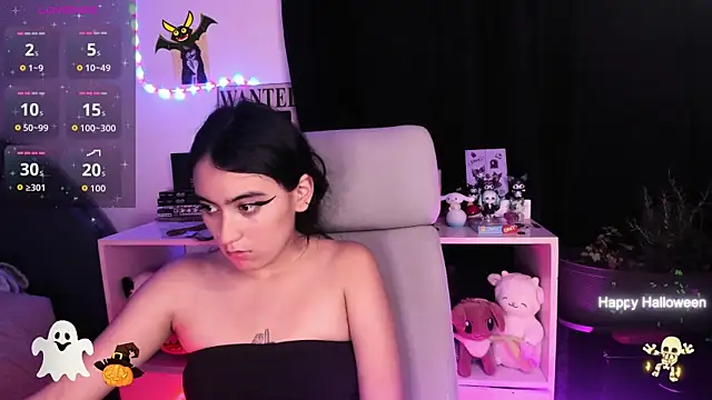 namiiwhite online show from October 31, 11:09 pm