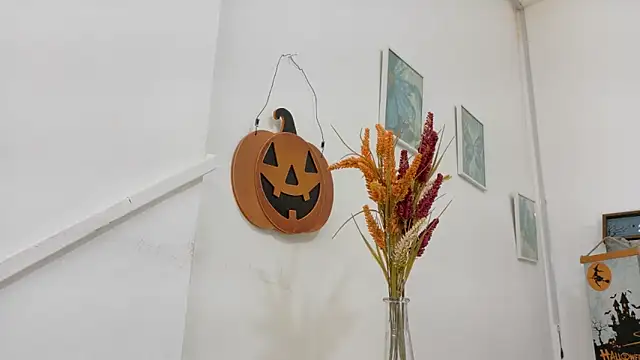 Snapshot of Lizbeth_Rouse chatting on October 31, 11:58 am Lizbeth Rouse online show from October 31, 11:58 am