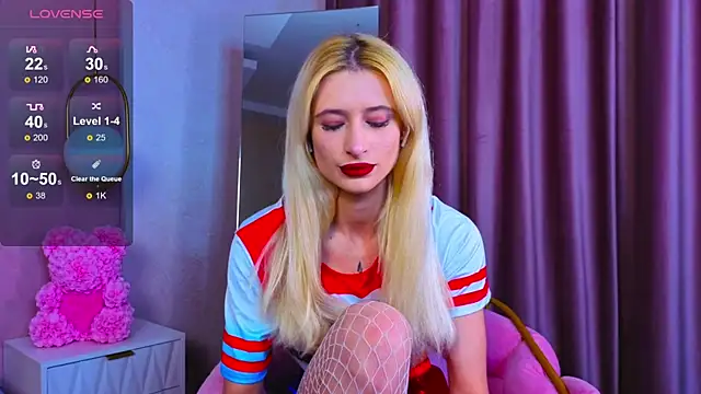 Snapshot of Monica_Leen chatting on October 31, 6:39 am Monica Leen online show from October 31, 6:39 am