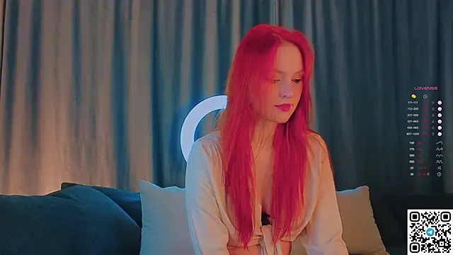 Snapshot of GildedKitten chatting on October 13, 6:32 pm GildedKitten online show from October 13, 6:32 pm