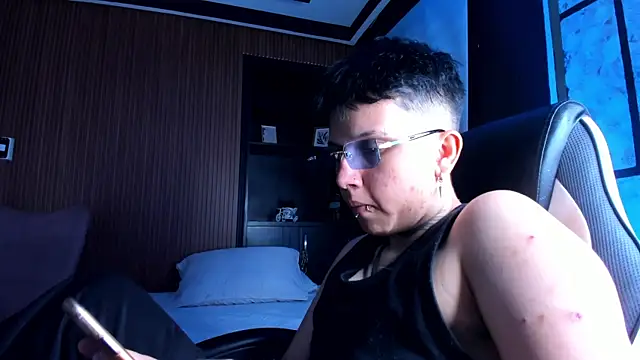 Snapshot of AlanRed_ chatting on October 28, 7:30 pm AlanRed  online show from October 28, 7:30 pm