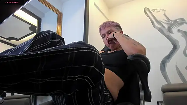 Snapshot of AlanRed_ chatting on September 9, 4:12 am AlanRed  online show from September 9, 4:12 am