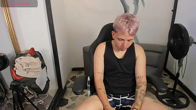 Snapshot of AlanRed_ chatting on September 10, 4:23 am AlanRed  online show from September 10, 4:23 am