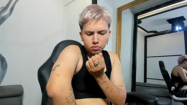 Snapshot of AlanRed_ chatting on September 19, 3:49 am AlanRed  online show from September 19, 3:49 am