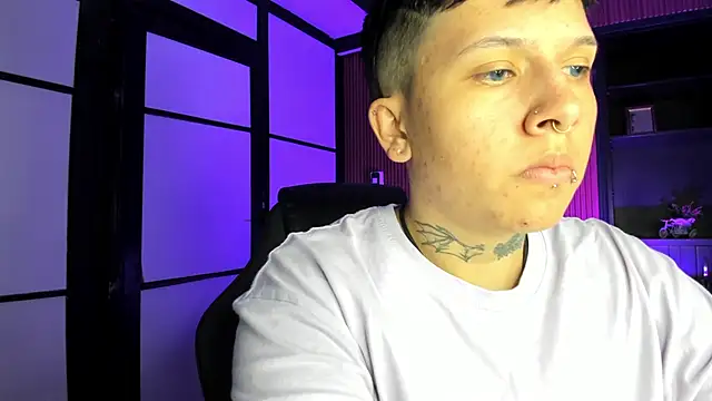 Snapshot of AlanRed_ chatting on October 26, 7:31 pm AlanRed  online show from October 26, 7:31 pm