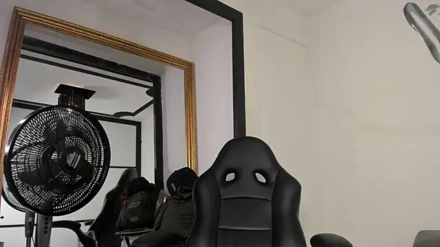 Snapshot of AlanRed_ chatting on September 11, 4:35 am AlanRed  online show from September 11, 4:35 am