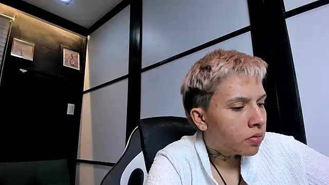 Snapshot of AlanRed_ chatting on September 20, 11:25 pm AlanRed  online show from September 20, 11:25 pm