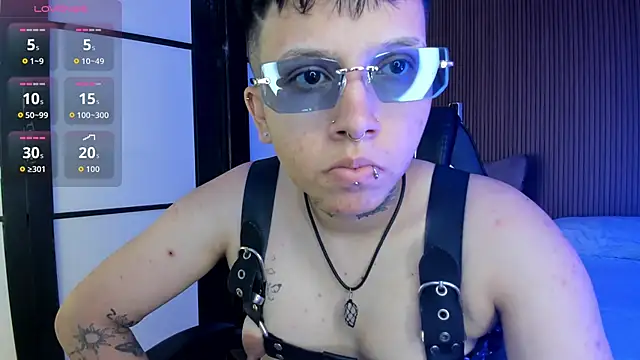 Snapshot of AlanRed_ chatting on October 21, 9:08 pm AlanRed  online show from October 21, 9:08 pm