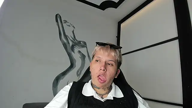 Snapshot of AlanRed_ chatting on October 3, 4:39 am AlanRed  online show from October 3, 4:39 am