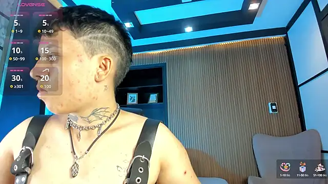 Snapshot of AlanRed_ chatting on October 16, 8:55 pm AlanRed  online show from October 16, 8:55 pm