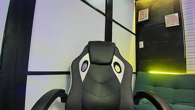 Snapshot of AlanRed_ chatting on September 14, 1:58 am AlanRed  online show from September 14, 1:58 am