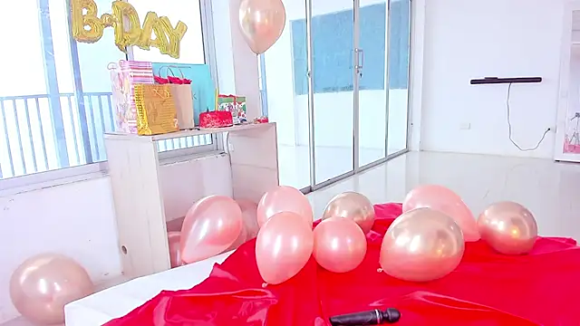 Snapshot of sashaa_petit chatting on October 6, 12:44 pm sashaa petit online show from October 6, 12:44 pm